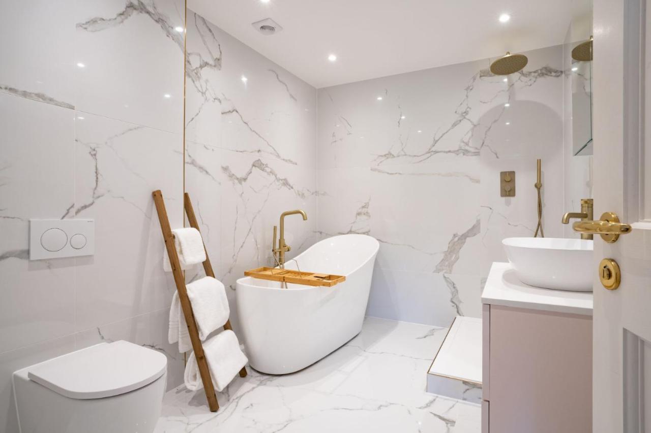 Brand New - Contemporary - 2 Bedroom - 2 Bathroom - Spacious Apartment - Lake Views 앰블사이드 외부 사진