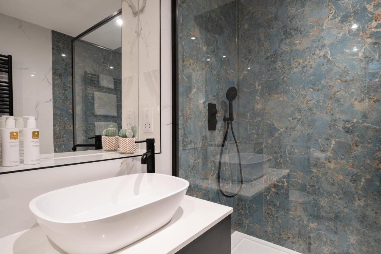Brand New - Contemporary - 2 Bedroom - 2 Bathroom - Spacious Apartment - Lake Views 앰블사이드 외부 사진